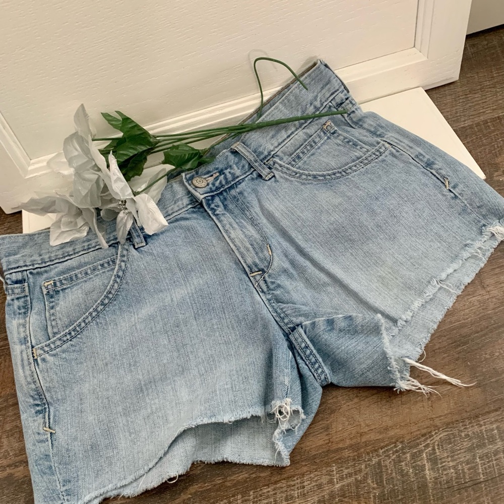 OLD NAVY LIGHT DENIM SHORTS. EUC. Size 8.